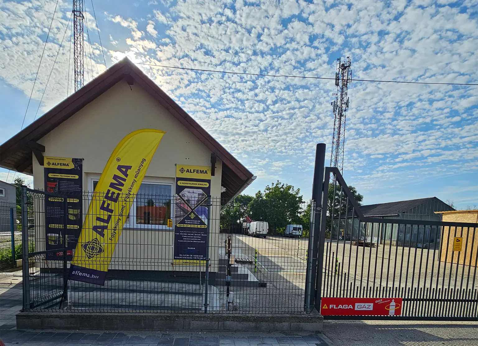 Az ALFEMA szaküzlet bejárata Halásztelken